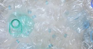 Plasticafval onder een elektrische deken