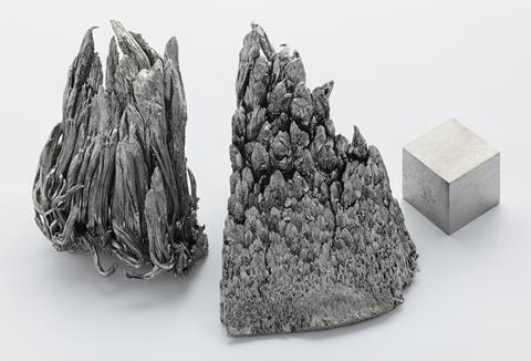 Yttrium_sublimed_dendritic_and_1cm3_cube