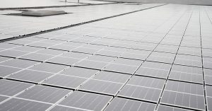 Plastic zonnepanelen veroveren het bedrijfsdak